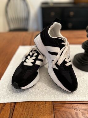 J/SLIDES Urban Sport Jolie Black and White Low-Top Sneaker